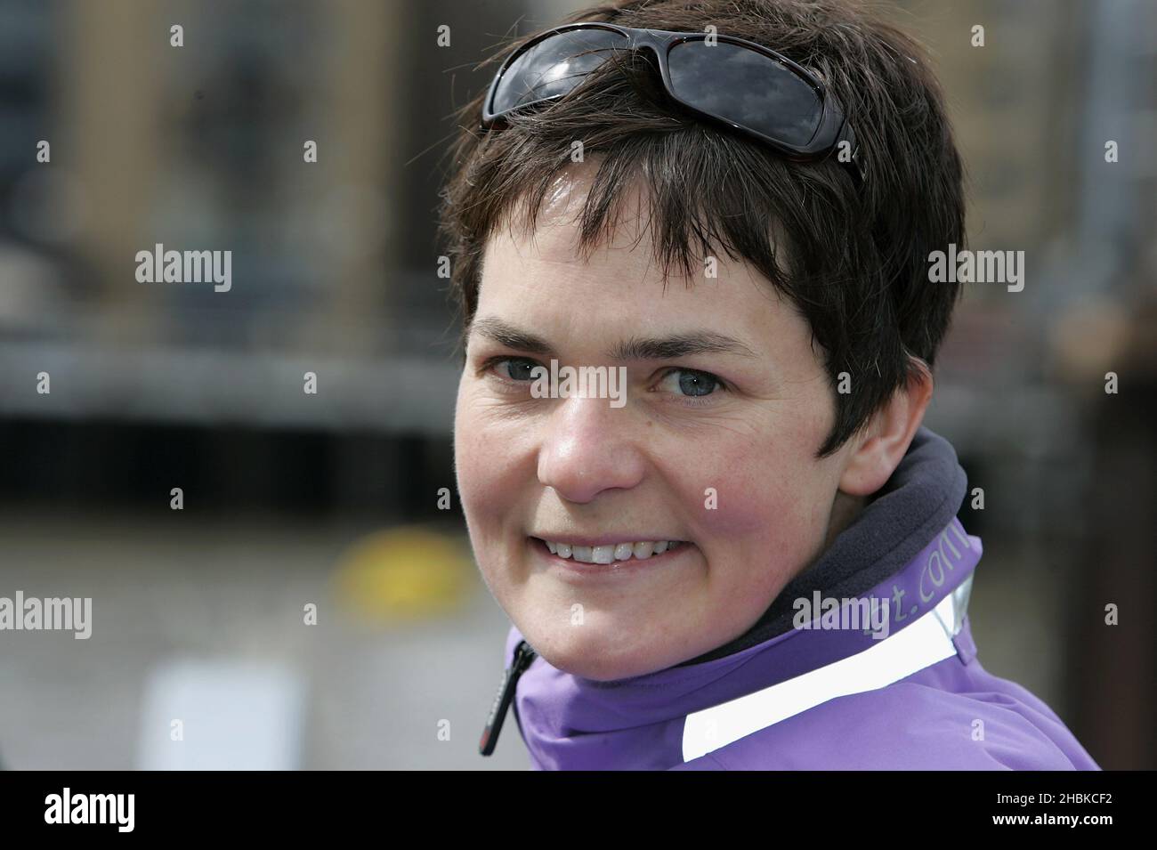 Dame Ellen MacArthur assiste à une représentation des Sugababes à bord du nouveau yacht « BT Open 60 » pour lancer le parrainage par BT du yacht et du festival de l'île de Wight 2008, sur la Tamise, dans le centre de Londres. Banque D'Images