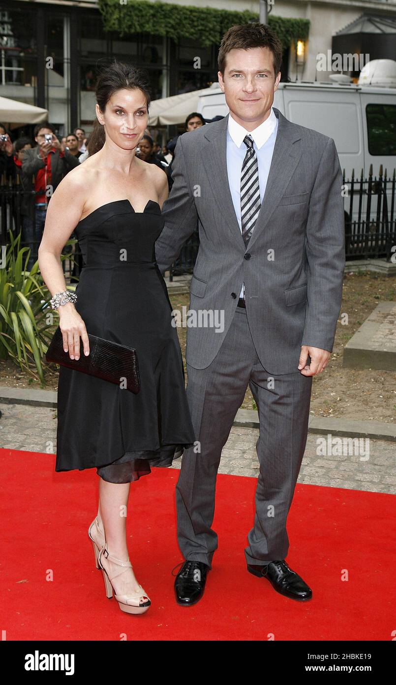 Jason Bateman et sa femme Amanda arrivent pour la première de Hancock au vue West End, Londres. Banque D'Images