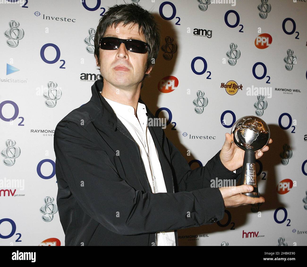 Noel Gallager d'Oasis avec le prix O2 Silver Clef au Hilton Hotel, dans le centre de Londres. Banque D'Images