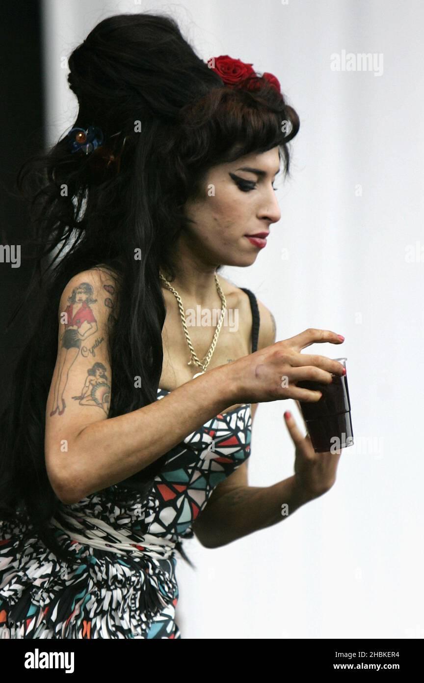 Amy Winehouse se produit le deuxième jour du V Festival à Hylands Park, Chelmsford. Banque D'Images