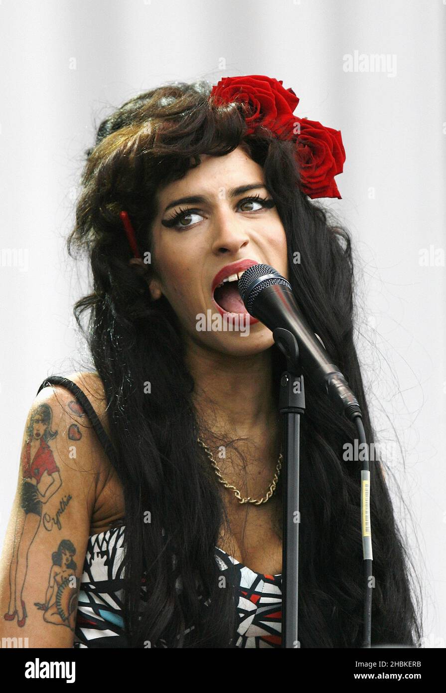 Amy Winehouse se déroule le deuxième jour du V Festival à Hylands Park, Chelmsford. Banque D'Images