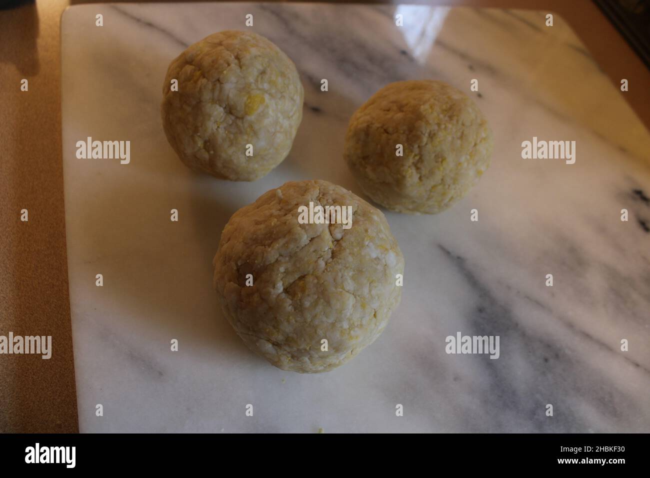 Trois boules de pâte Kifli cookie Banque D'Images