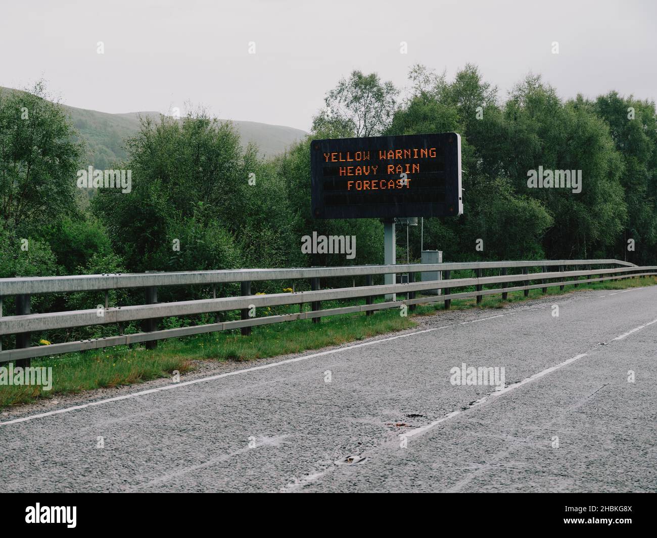 Royaume-Uni vacances de vacances de vacances mauvais temps - un avertissement de forte pluie accueille les conducteurs aux Highlands écossais de l'Ouest, en Écosse - avertissement de route météo Banque D'Images