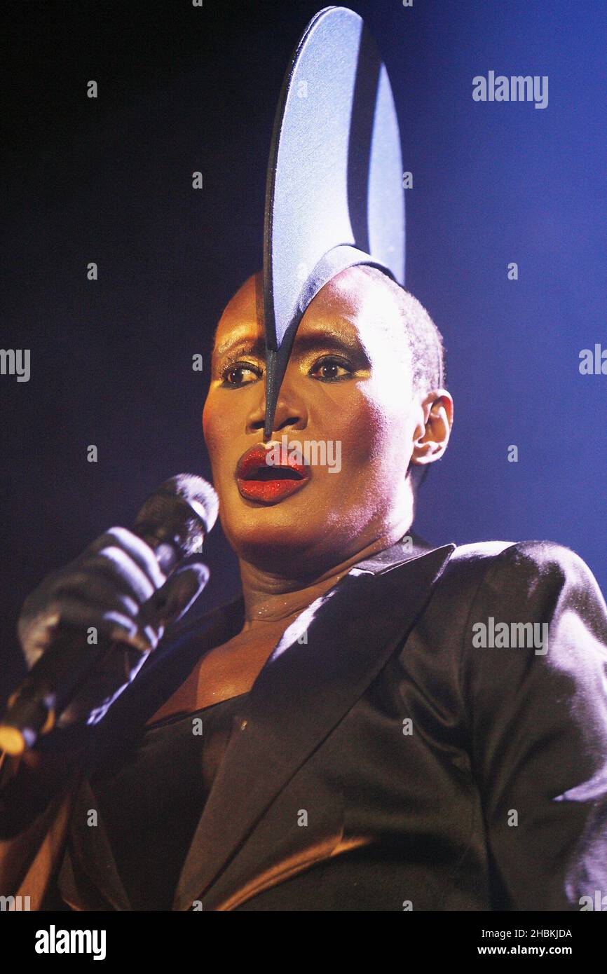 Grace Jones se produit sur scène au Roundhouse, Londres. Banque D'Images