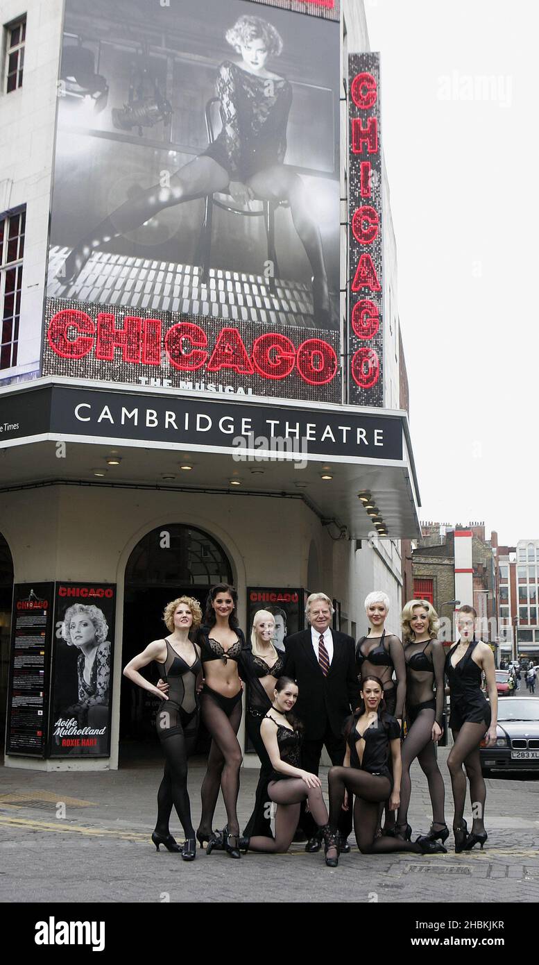 Jerry Springer avec des acteurs de Chicago à un photocall pour annoncer ses débuts sur scène comme Billy Flynn dans la comédie musicale, au Cambridge Theatre à Londres. Banque D'Images