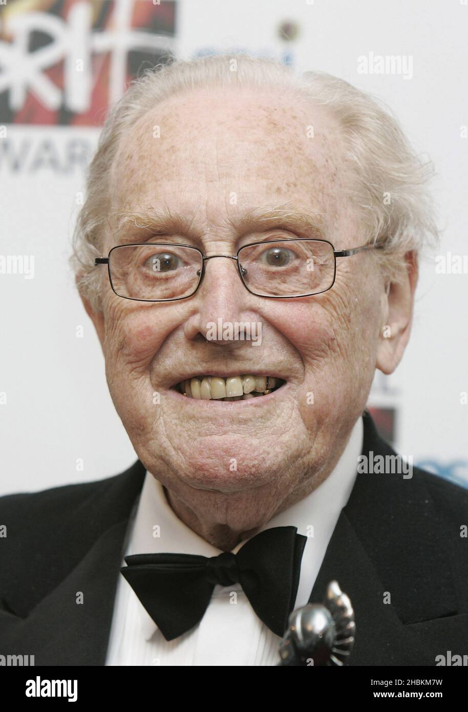 Sir Charles Mackerras pose dans la salle des prix aux Classical Brit Awards au Royal Albert Hall de Londres Banque D'Images