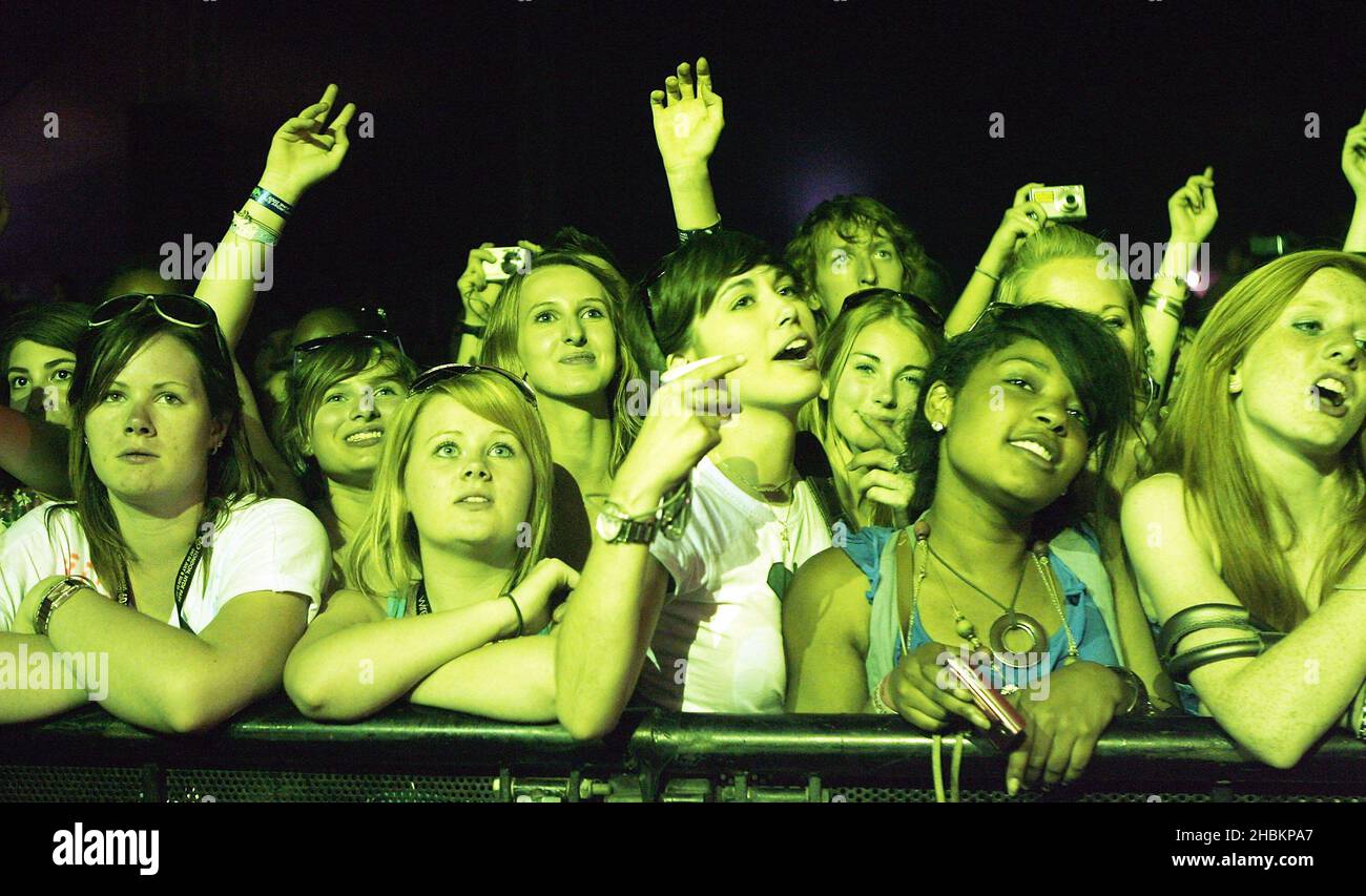 La foule regarde les performances du Wireless Festival O2 à Hyde Park, dans le centre de Londres. Banque D'Images