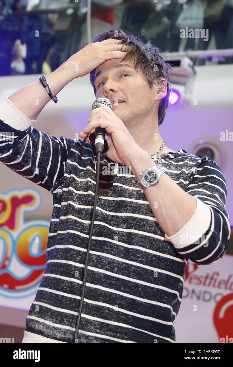 Morten Harket (chant) se produit au Shimmer 09l au Westfield Shopping Centre, Londres. Banque D'Images