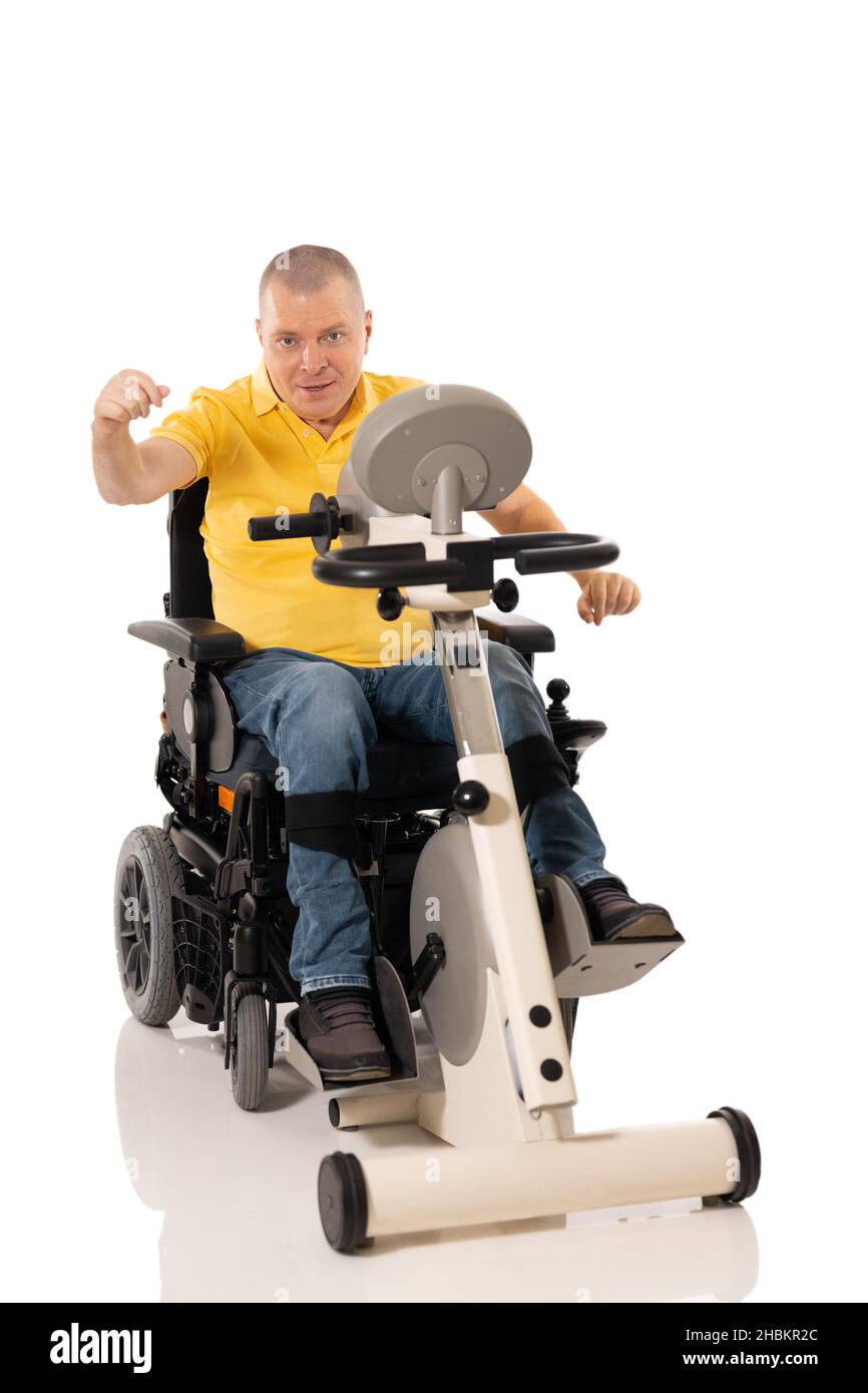 L'homme handicapé a un exercice de réadaptation pour les jambes.Moto pour les jambes et les mains.Isolé sur fond blanc Banque D'Images