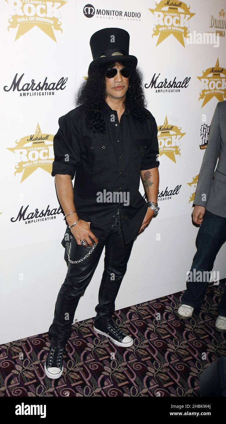 Slash pose dans la salle des prix au Classic Rock Roll of Honor Awards 2009, qui a eu lieu à l'hôtel Park Lane de Londres. Banque D'Images