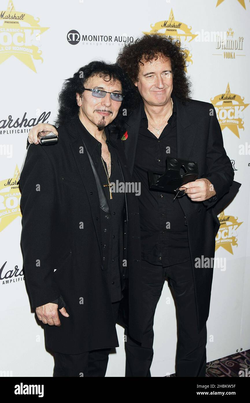 Tony Iommi et Brian May au Classic Rock Roll of Honor Awards 2009, qui a eu lieu à l'hôtel Park Lane de Londres. Banque D'Images