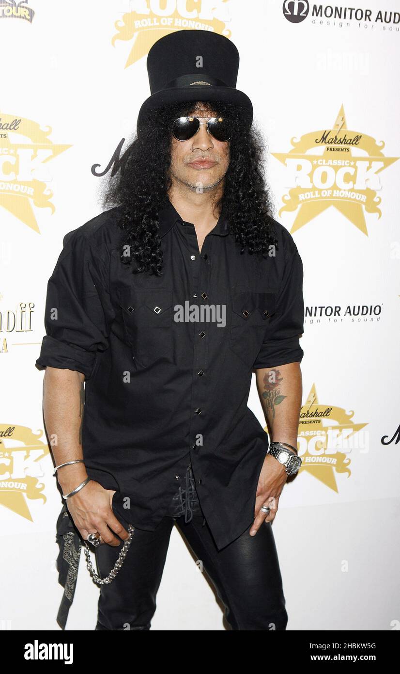 Slash pose dans la salle des prix au Classic Rock Roll of Honor Awards 2009, qui a eu lieu à l'hôtel Park Lane de Londres. Banque D'Images