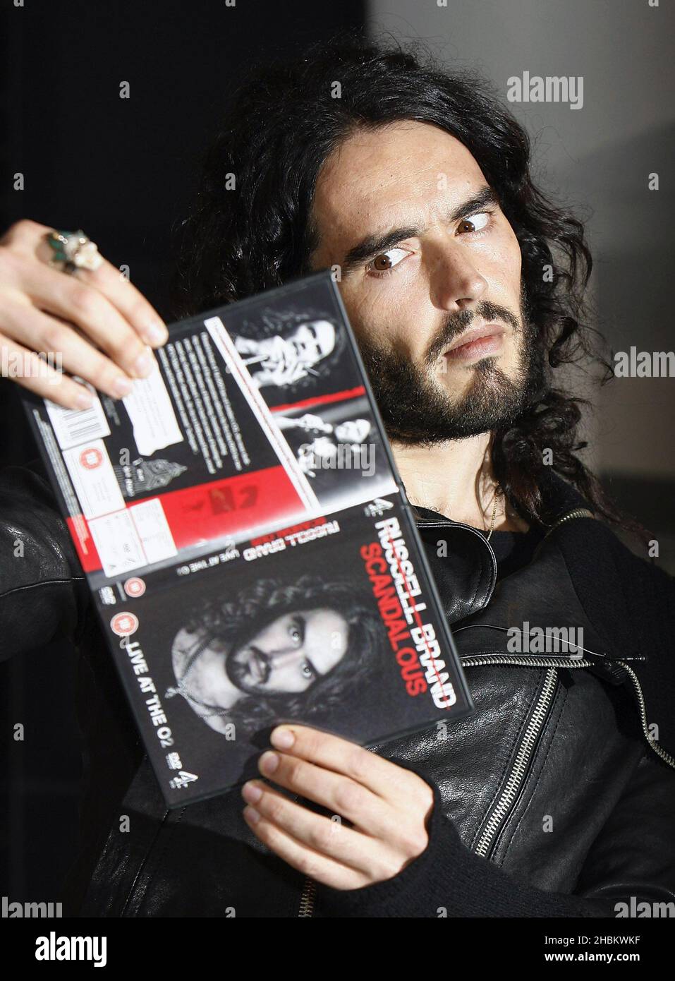 Russell Brand à l'occasion du lancement de son nouveau DVD « Candedaleux - Live at the 02 » à HMV sur Oxford Street, dans le centre de Londres. Banque D'Images