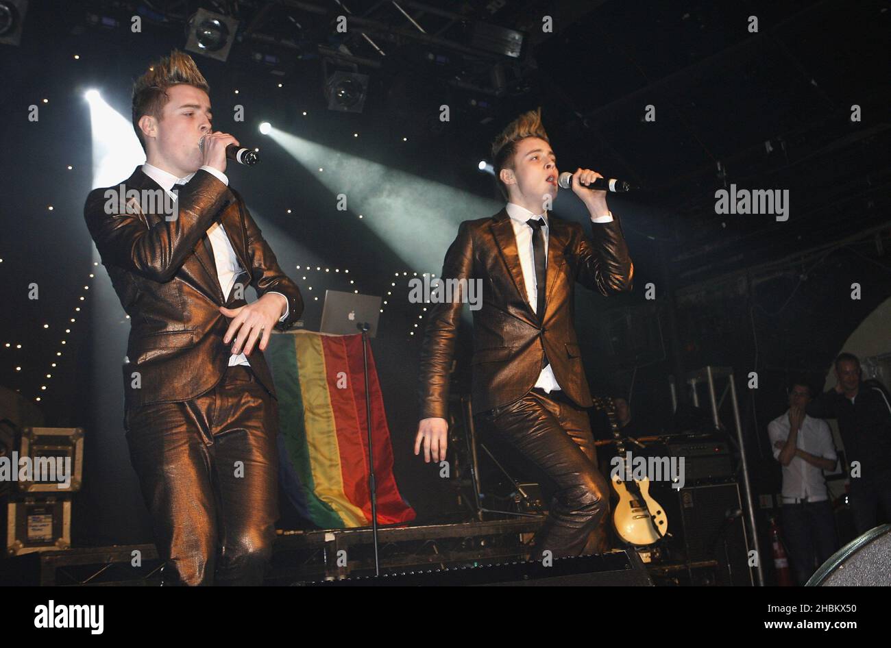 John et Edward Grimes de Jedward qui ont été élus contre X Factor Perform à GAY, Londres. Banque D'Images