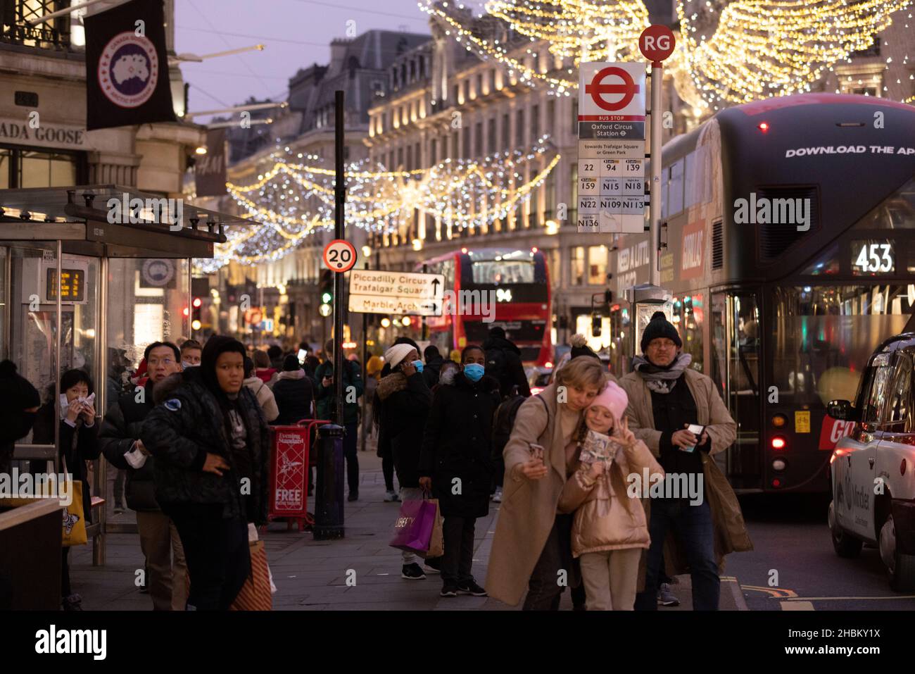 Les acheteurs de Noël embrassent la foule sur Regent Street à l'approche du jour de Noël tandis que les étuis Omicron continuent de s'spirales en prévision des fêtes de fin d'année. Banque D'Images