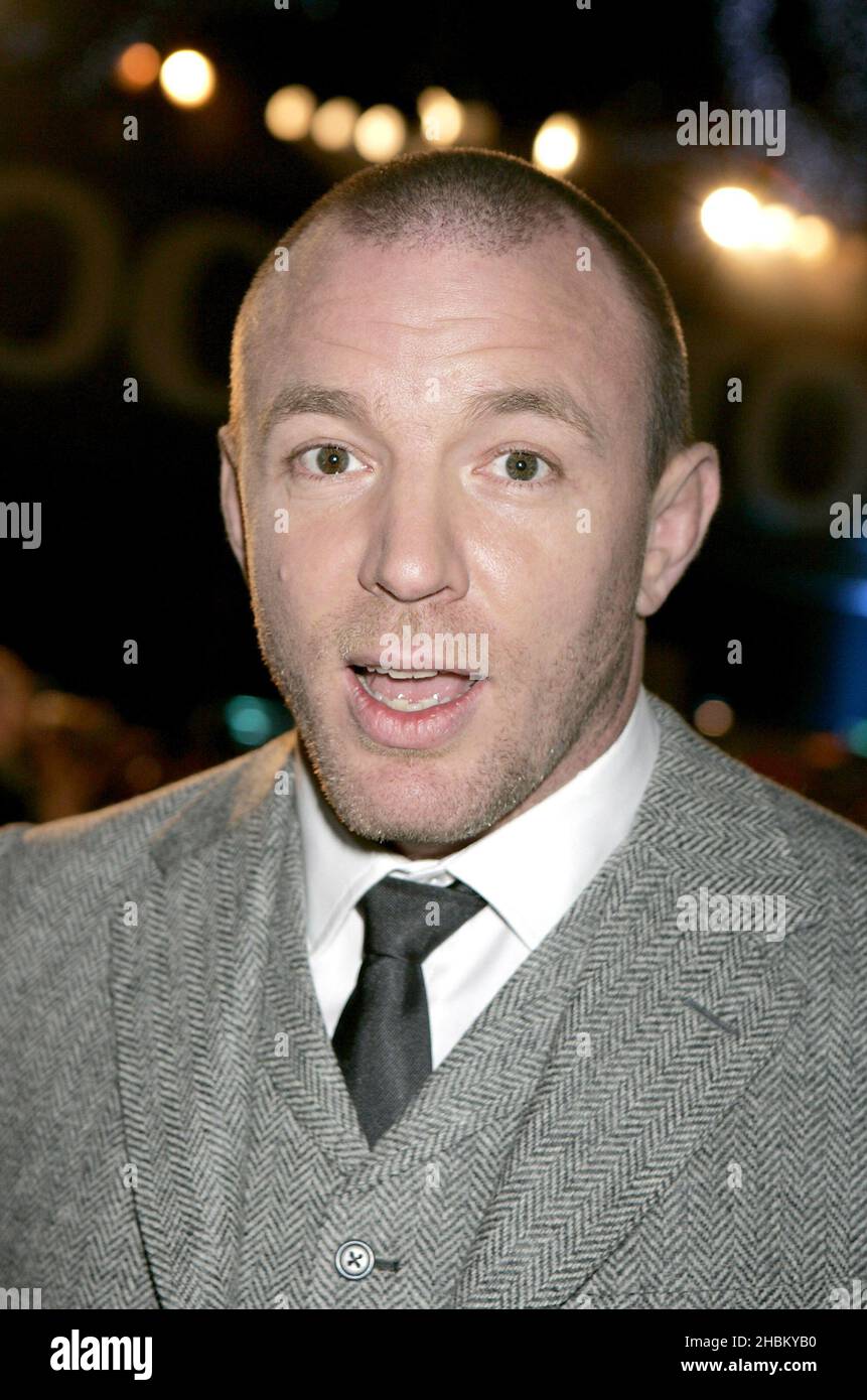 Guy Ritchie arrive à la première mondiale de Sherlock Holmes à l'Empire, Leicester Square, Londres Banque D'Images