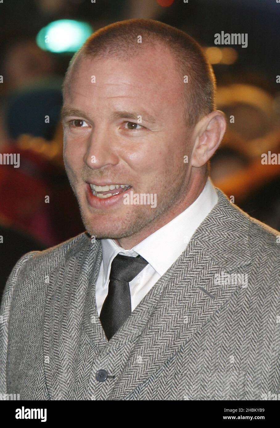 Guy Ritchie arrive à la première mondiale de Sherlock Holmes à l'Empire, Leicester Square, Londres Banque D'Images
