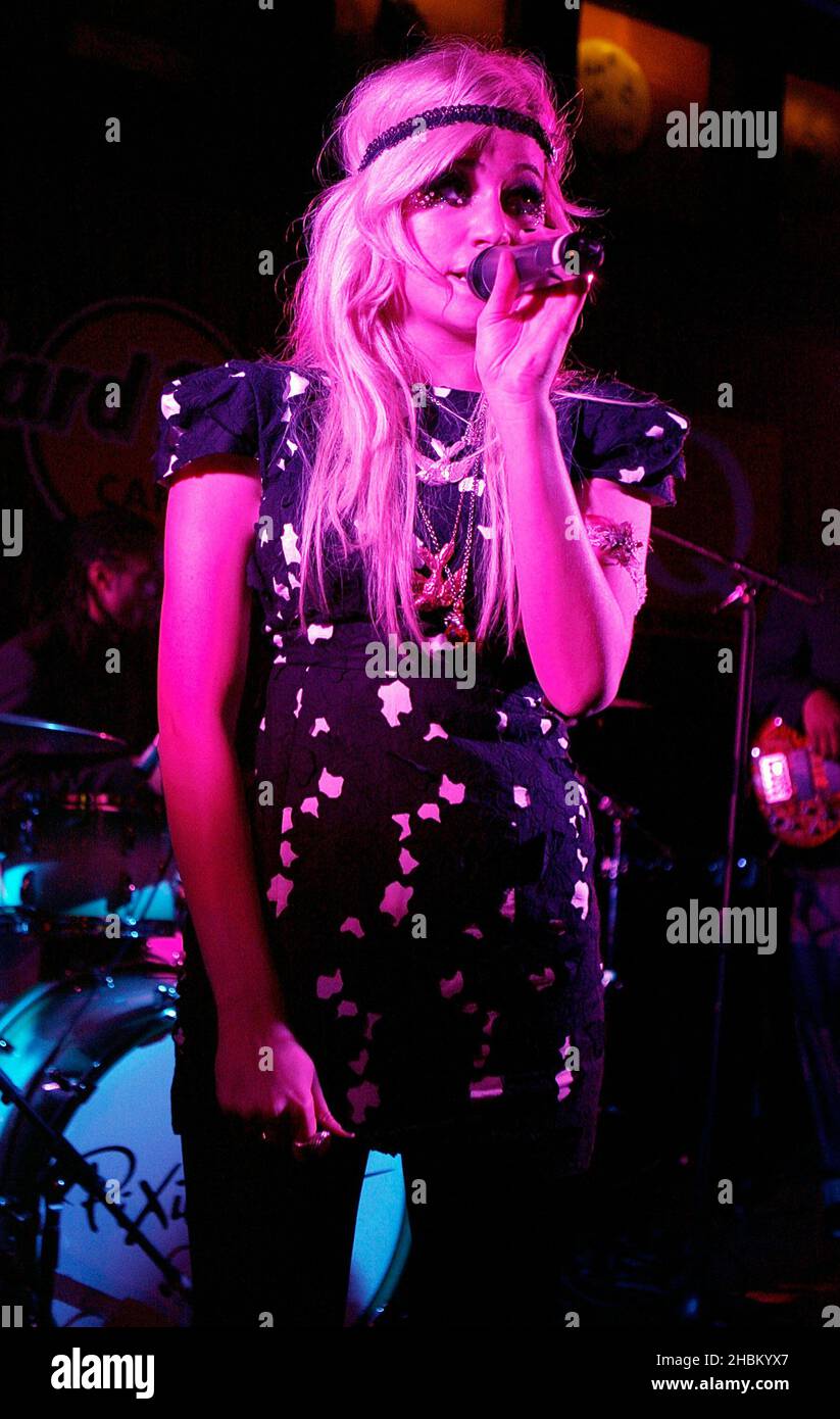 Pixie Lott se produit en direct pour le Q The Music Club au Hard Rock Cafe de Londres Banque D'Images