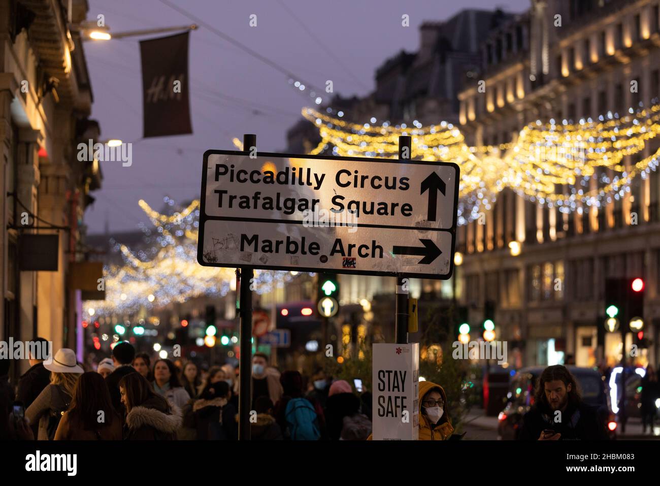 Les acheteurs de Noël embrassent la foule sur Regent Street à l'approche du jour de Noël tandis que les étuis Omicron continuent de s'spirales en prévision des fêtes de fin d'année. Banque D'Images