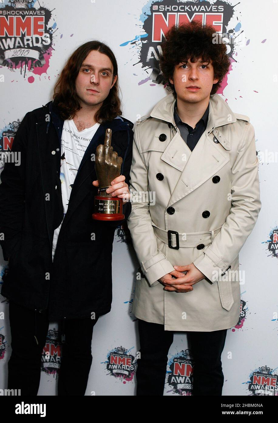Jamie Cook et Matt Helders des Arctic Monkeys avec le prix du meilleur concert dans la salle des prix NME à l'Academy Brixton 02 à Londres. Banque D'Images Jamie Cook et Matt Helders des Arctic Monkeys avec le prix du meilleur concert dans la salle des prix NME à l'Academy Brixton 02 à Londres. Banque D'Images