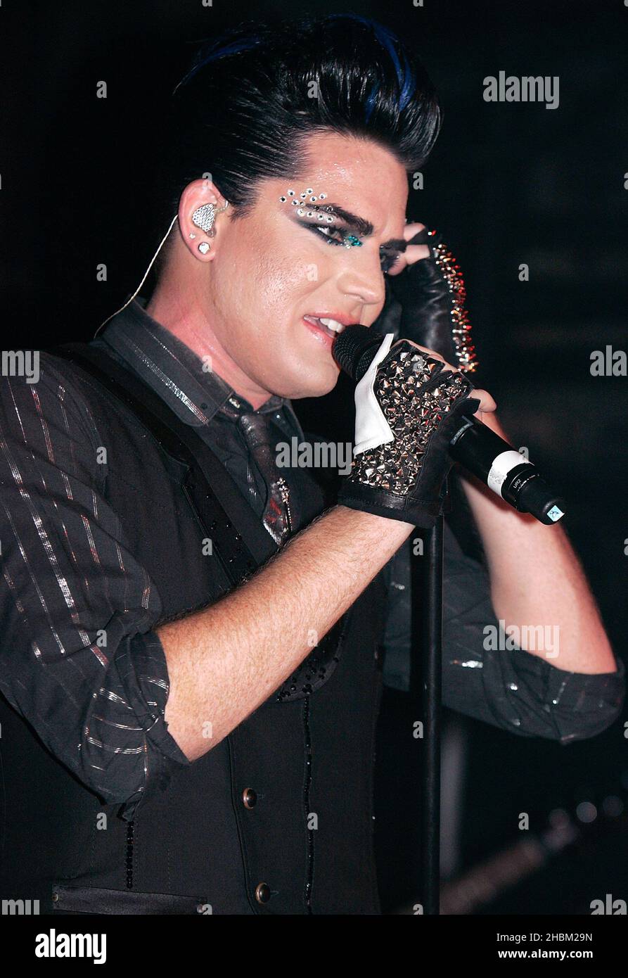 Adam Lambert, coureur d'American Idol, joue en direct au G-A-y Heaven à Londres. Banque D'Images