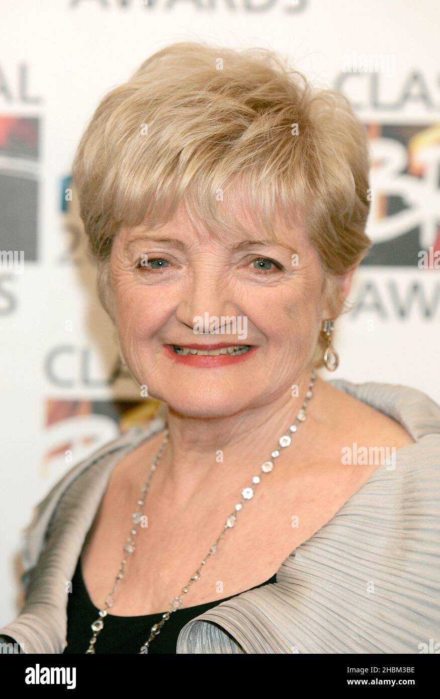 Julia McKenzie dans la salle des prix aux Classical Brit Awards au Royal Albert Hall, Londres. Banque D'Images