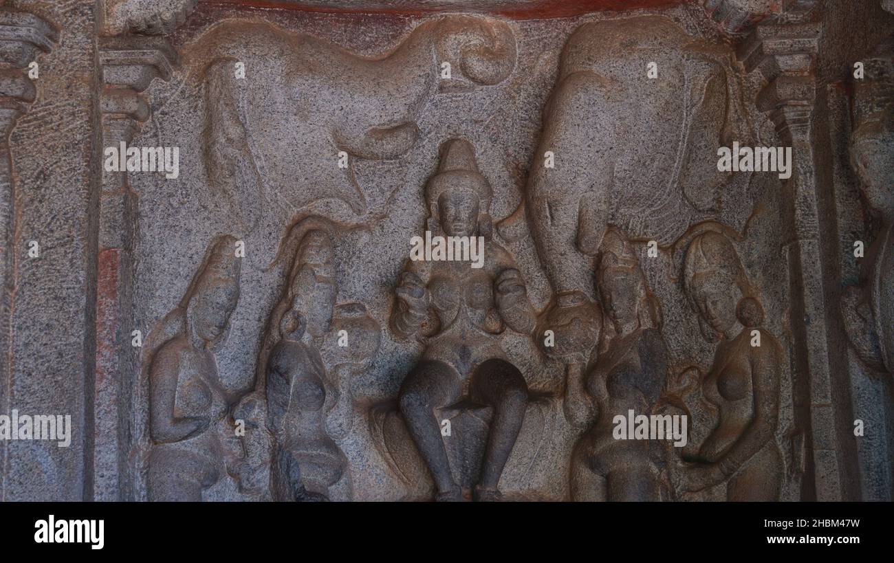 Le temple de la grotte de Varaha. Anciennes statues sculptées dans la roche. Il s'agit d'une caractéristique de plusieurs écritures hindoues. rocaille Banque D'Images