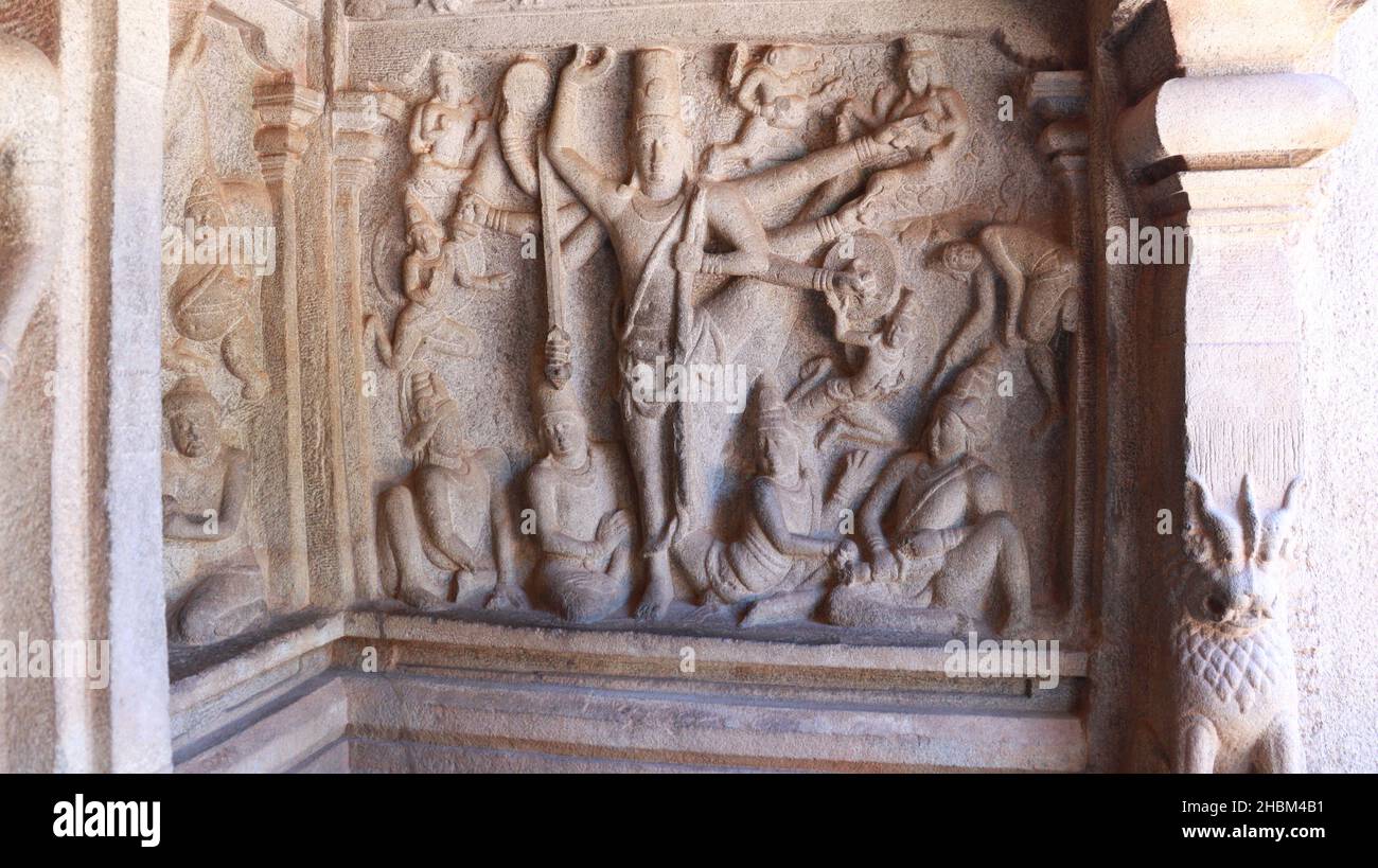Le temple de la grotte de Varaha. Anciennes statues sculptées dans la roche. Il s'agit d'une caractéristique de plusieurs écritures hindoues. rocaille Banque D'Images