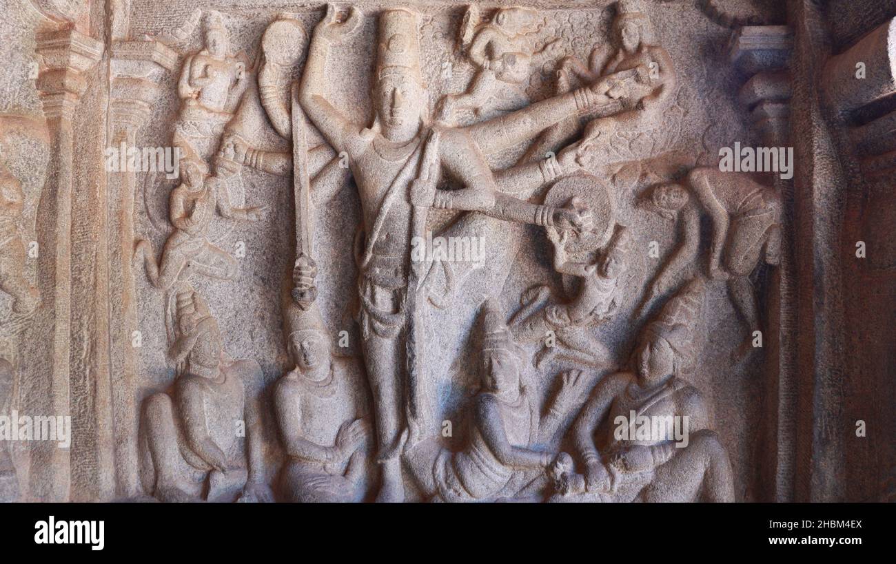 Le temple de la grotte de Varaha. Anciennes statues sculptées dans la roche. Il s'agit d'une caractéristique de plusieurs écritures hindoues. rocaille Banque D'Images