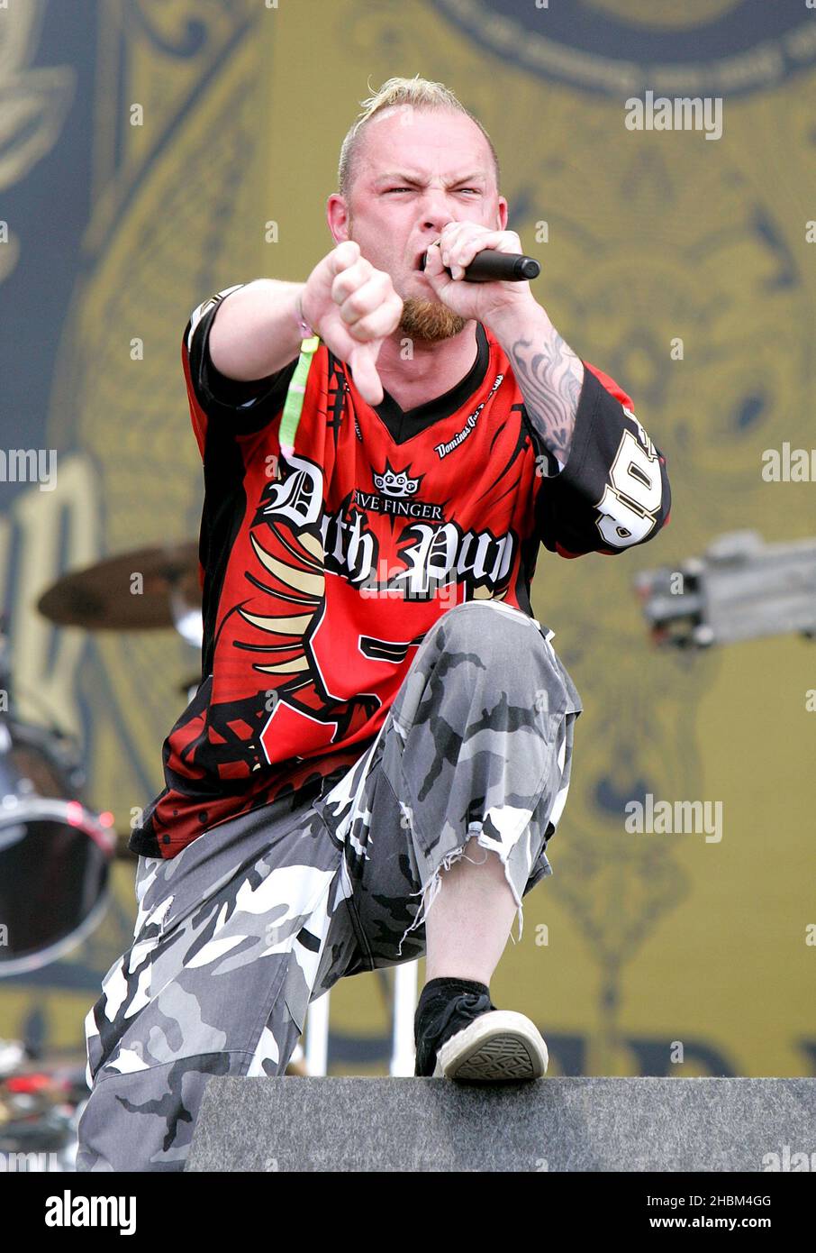 Zoltan Bathory, guitariste de Five Finger Death Punch, se produit sur scène au cours du jour 2 au Download Festival à Castle Donnington, Leicestershire. Banque D'Images