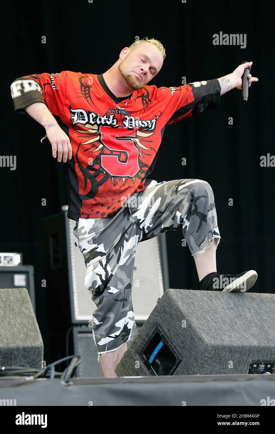 Zoltan Bathory, guitariste de Five Finger Death Punch, se produit sur scène au cours du jour 2 au Download Festival à Castle Donnington, Leicestershire. Banque D'Images