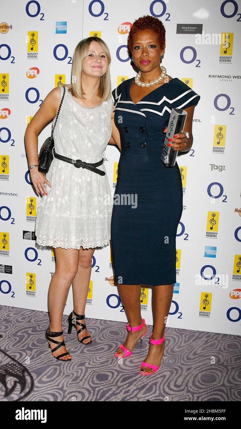 Keis avec le Raymond Weil International Award et posant avec Kim Dawson, Daily Star au Silver Cleff Awards au Hilton Hotel, Park Lane, Londres Banque D'Images