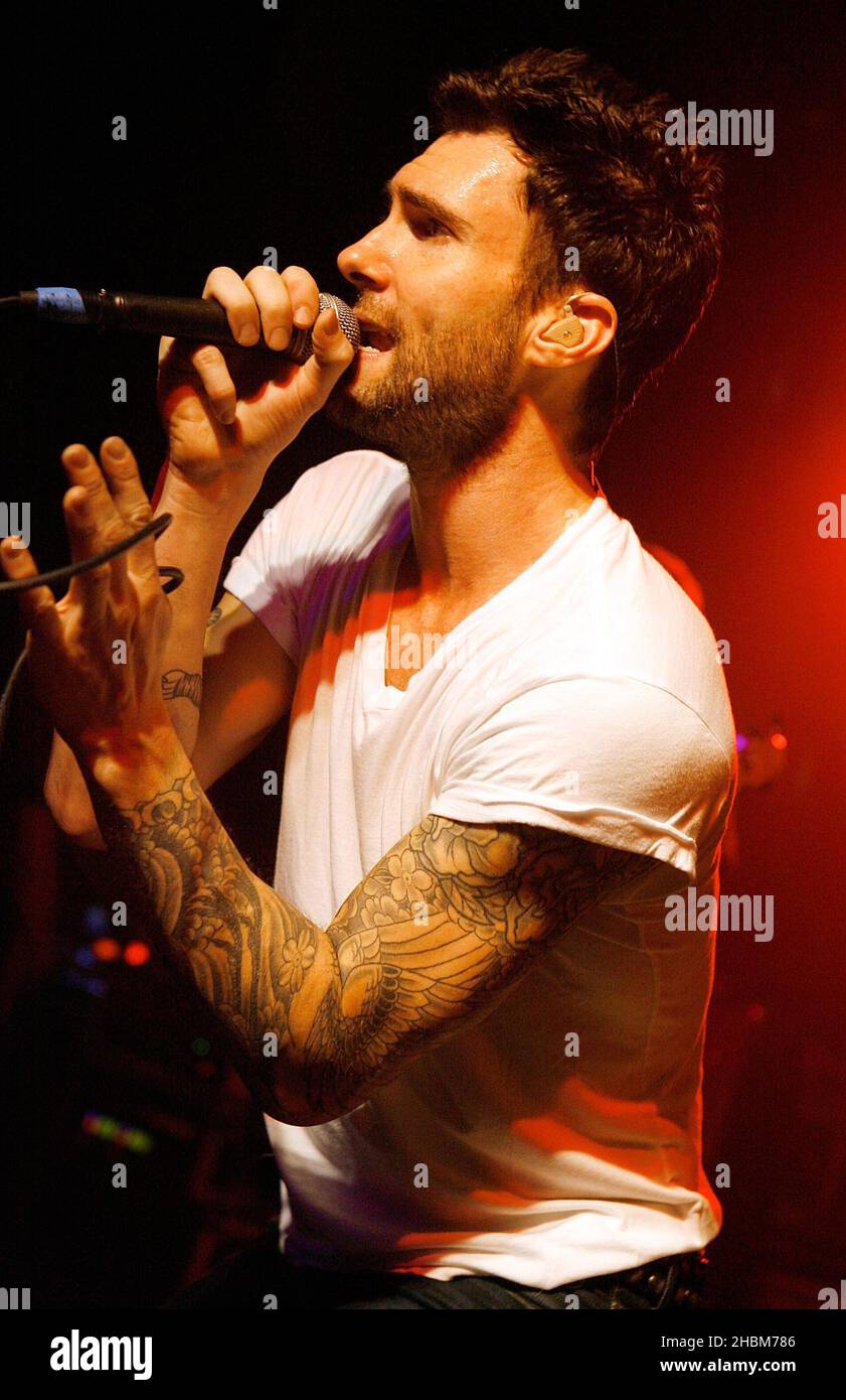 Adam Levine de Maroon 5 se produit sur scène à la Scala de Londres. Banque D'Images