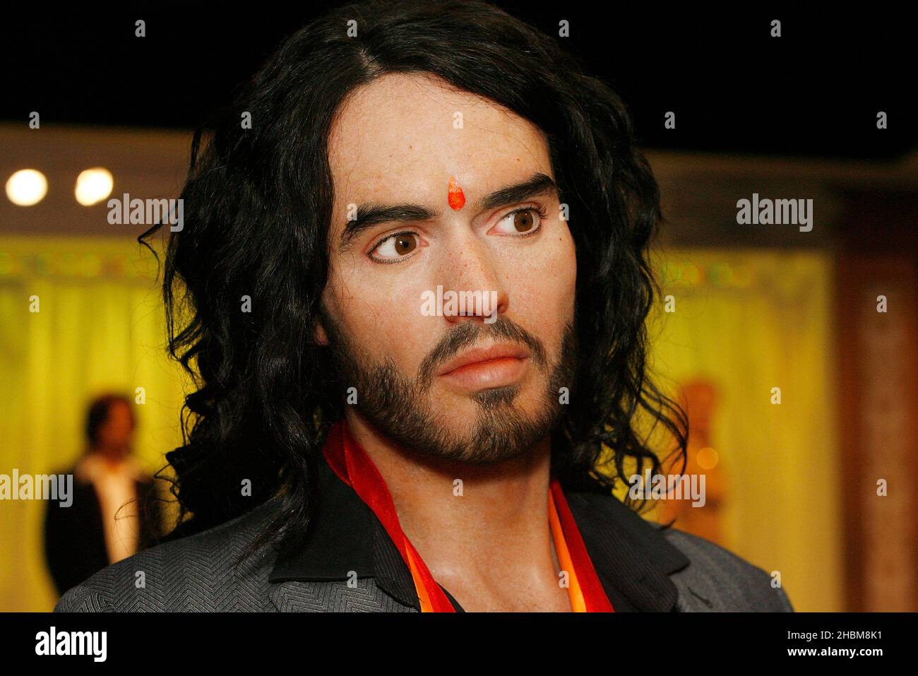 La cire de Russell Brand au musée de cire de Madame Tussauds de Londres vêtue de vêtements traditionnels de mariage hindi, dont un vermillion de tilak, la marque de mariage hindi traditionnelle et une guirlande aux couleurs festives, pour commémorer la nouvelle de ses nuptiaux en attente de la star pop Katy Perry. Banque D'Images