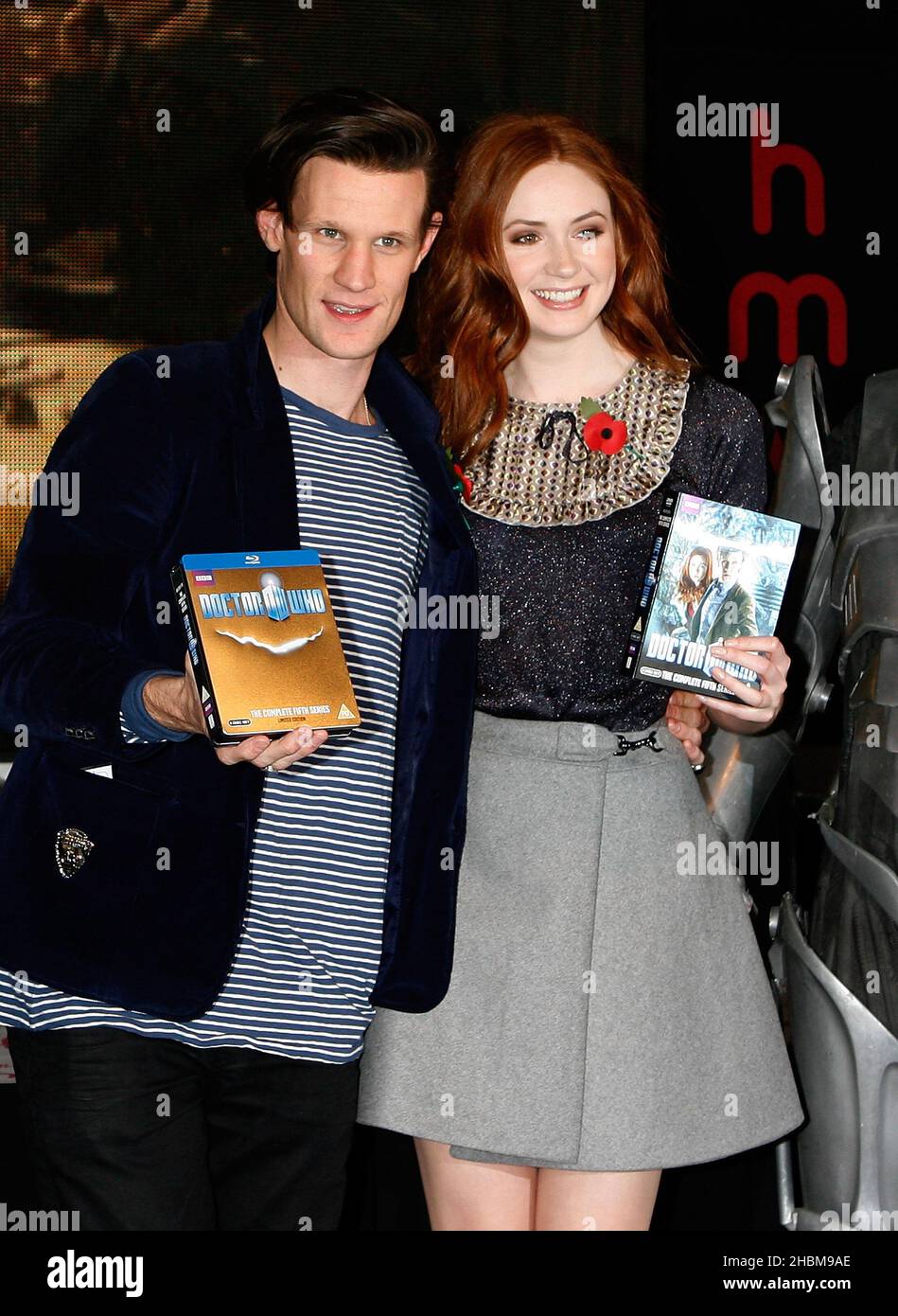 Matt Smith, et Karen Gillan, Time Lord et son Sidekick Amy Pond signent des copies de Doctor Who: The Complete Series Five DVD Box Set à HMV Oxford Street, Londres, le 8,2010 novembre. Banque D'Images