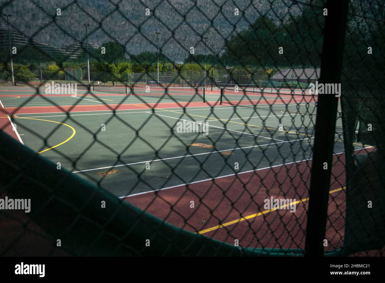 Photo du dossier datée du 15/05/20, de courts de tennis verrouillés et vides à Battersea Park, Londres, après l'introduction de mesures visant à faire sortir le pays du confinement.Une photo a été obtenue par le Guardian montrant le Premier ministre Boris Johnson, sa fiancée de l'époque Carrie, et 17 autres membres du personnel dans le jardin de Downing Street le 15 mai 2020, avec des bouteilles de vin et un tableau de fromages sur une table devant le Premier ministre.Date de publication : lundi 20 décembre 2021. Banque D'Images