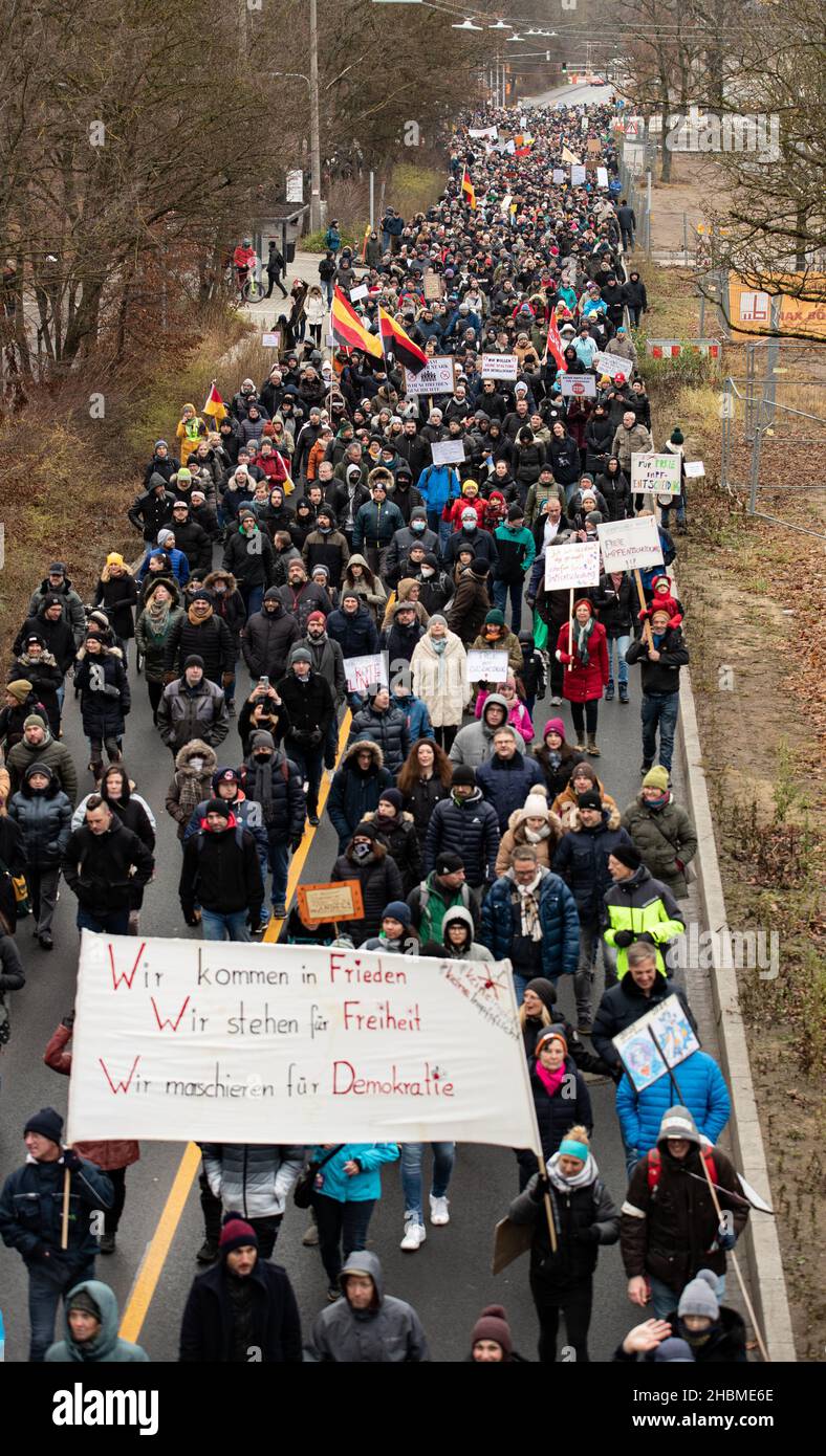 Nuremberg, Allemagne.19th décembre 2021.Le 19 décembre, 2021 à 20,000 personnes se sont rassemblées à Nuremberg, en Allemagne, pour protester contre toutes les mesures de cavid et contre une éventuelle vaccination obligatoire.(Photo par Alexander Pohl/Sipa USA) crédit: SIPA USA/Alay Live News Banque D'Images