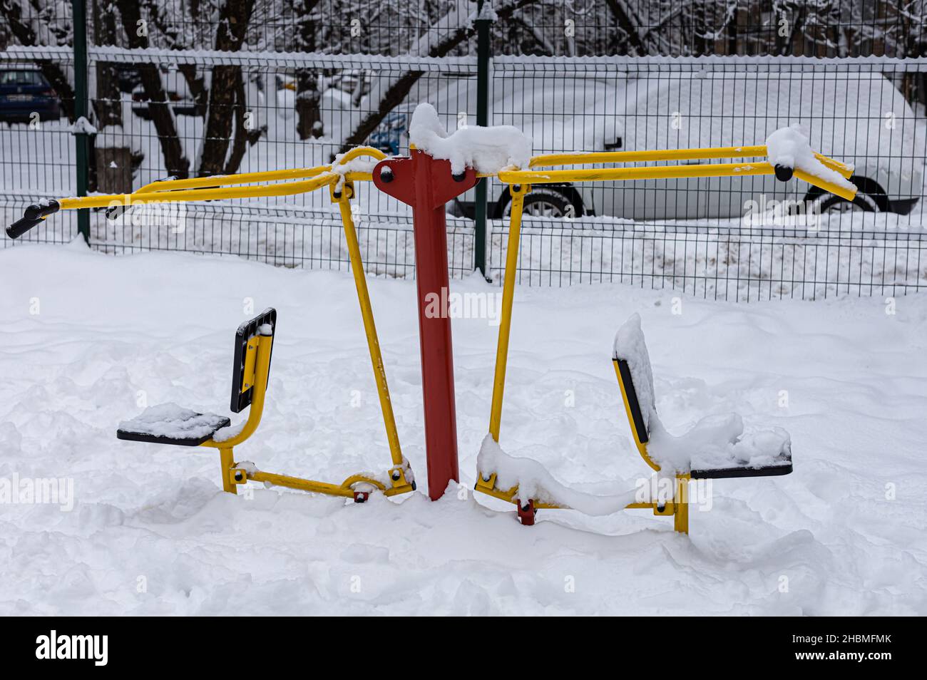entraîneur sportif sur un terrain de jeu de la ville en hiver après une chute de neige.Photo de haute qualité Banque D'Images