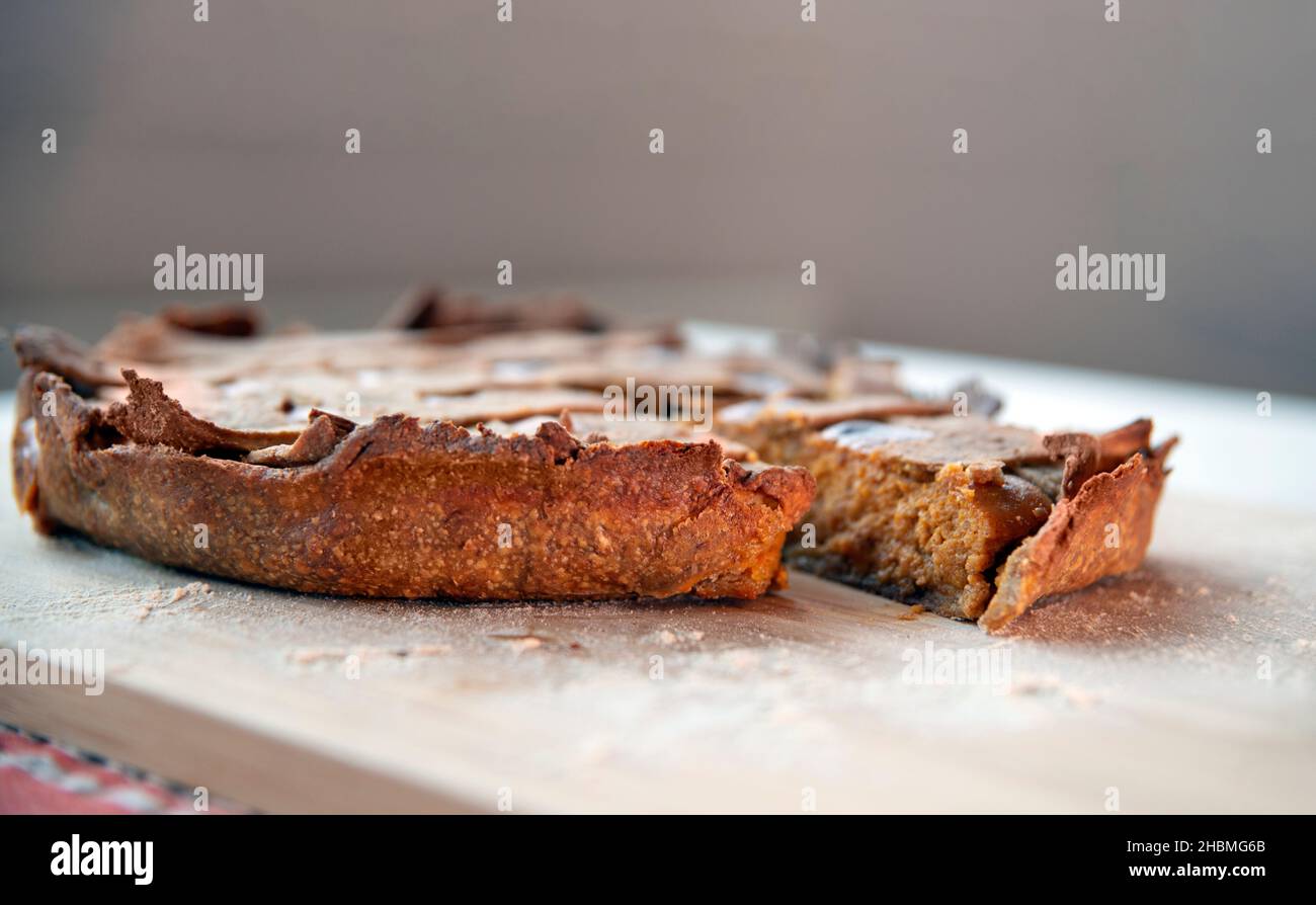 Une tranche de tarte en gros plan sous une lumière chaude Banque D'Images