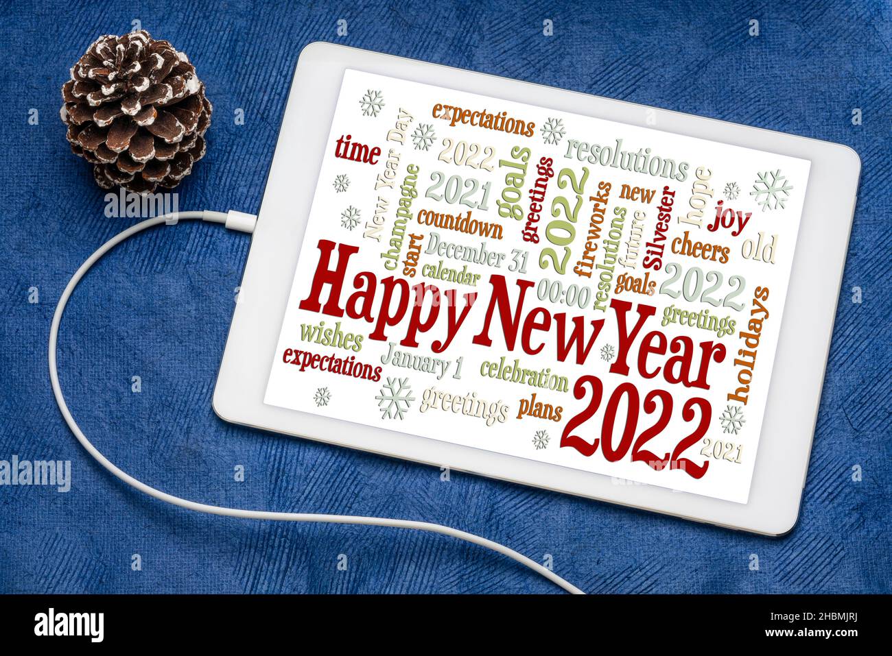 Carte de vœux du nouvel an 2020 - nuage de mots sur une tablette numérique avec un cône décoratif en pin givré Banque D'Images