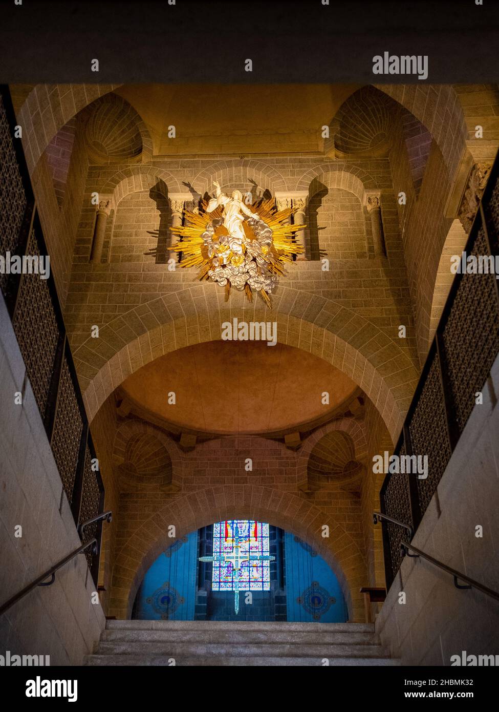 L'entrée de la cathédrale du Puy-en-Velay vue de l'escalier qui mène à la cathédrale par son sol Banque D'Images