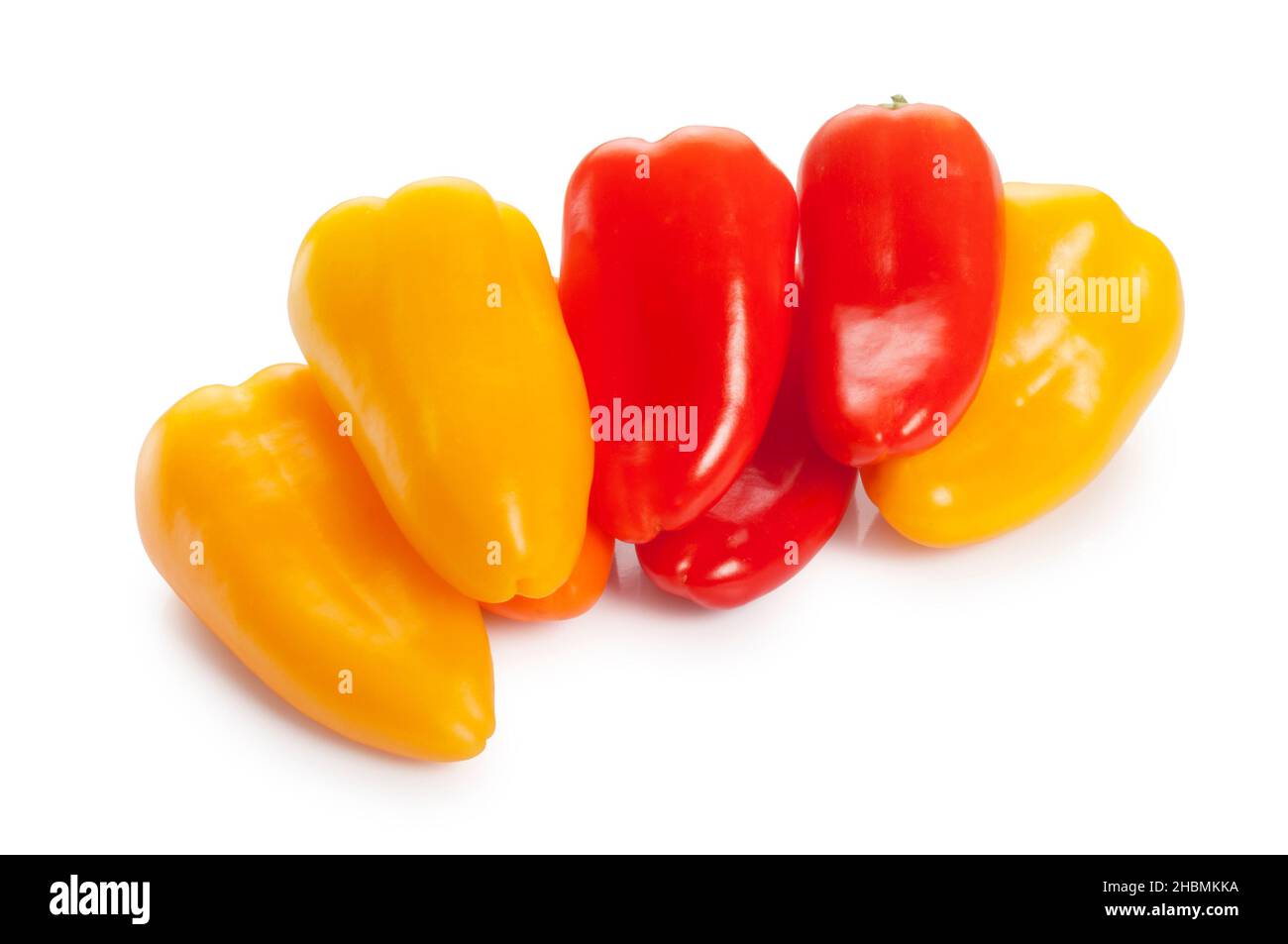 Photo de studio de piments colorés coupés sur fond blanc - John Gollop Banque D'Images