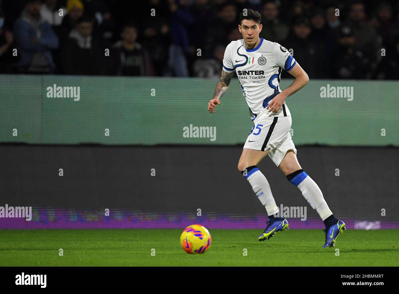 SALERNO, ITALIE - DÉCEMBRE 17: Alessandro Bastoni du FC Internazionale en action pendant la série Un match entre l'US Salerntana et le FC Internazionale Banque D'Images