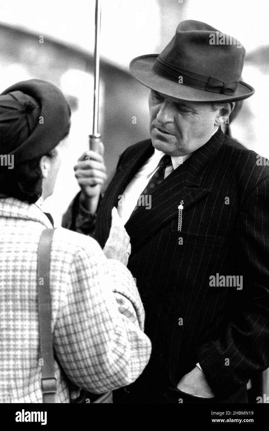 Anthony Hopkins et Debra Winger sur le tournage de Shadowlands en 1993 à Richmond-on-Thames, Surrey, Royaume-Uni Banque D'Images