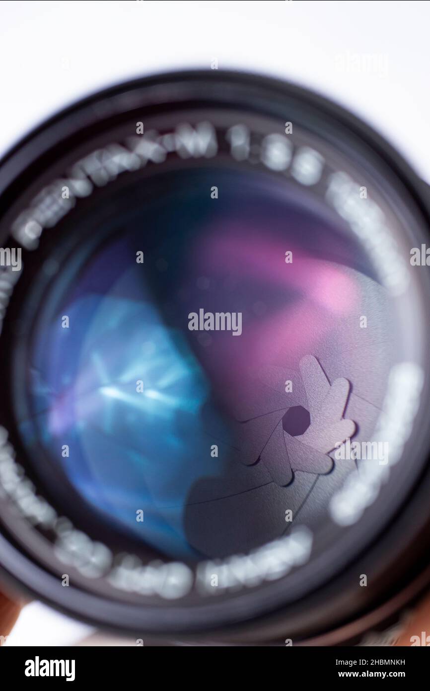 diaphragme à lentille manuelle avec réflexions en verre bleu Banque D'Images