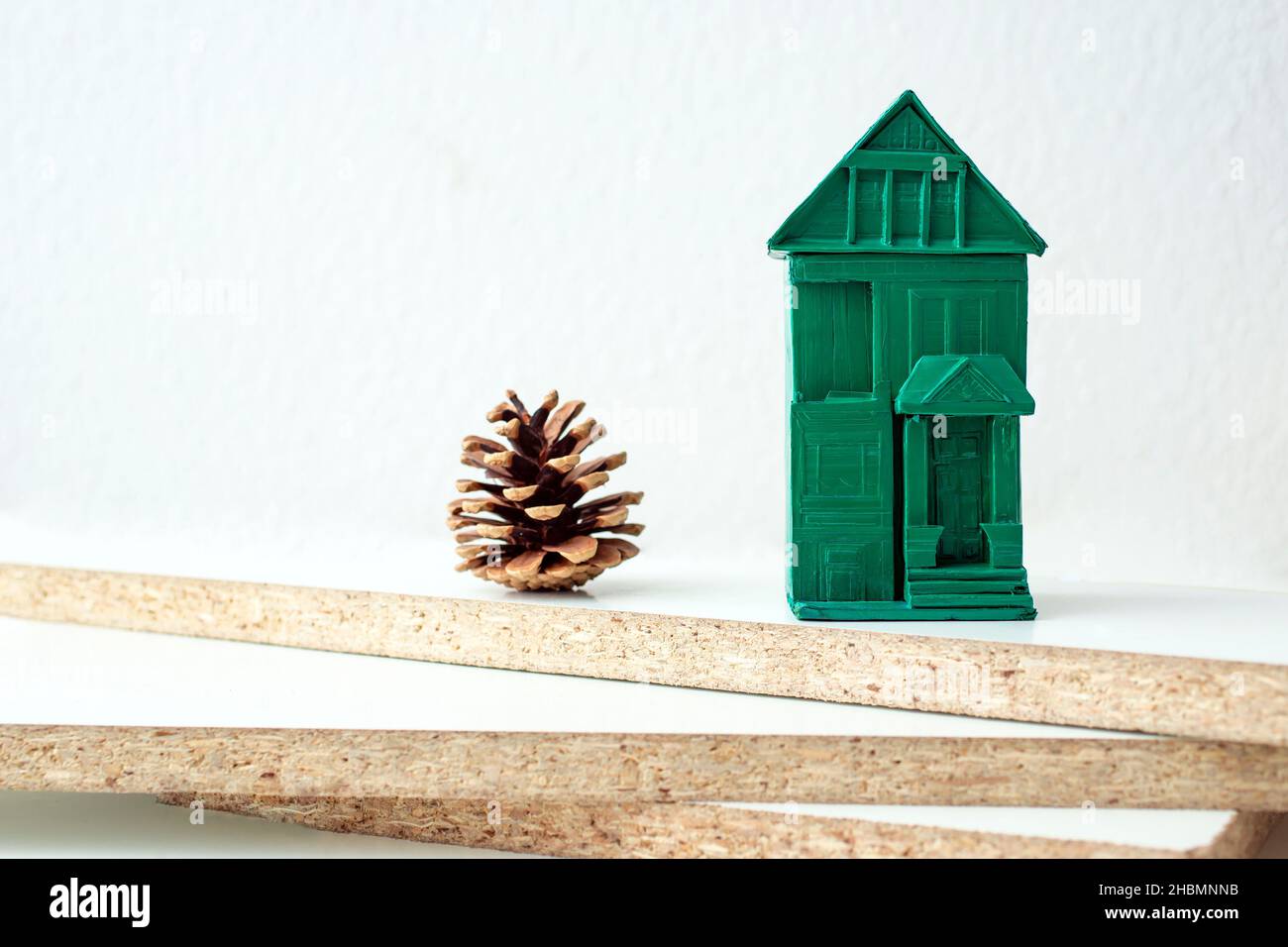 bords de tableaux blancs et une maison miniature verte. Banque D'Images