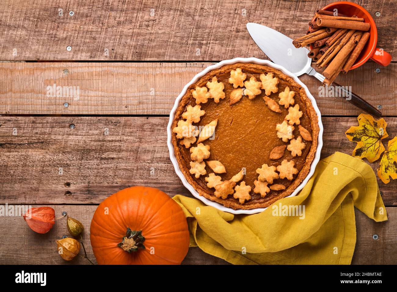 Tarte à la citrouille. Tartelez avec de la crème fouettée et de la cannelle sur fond rustique. Gâteau de citrouille traditionnel américain fait maison pour Thanksgiving ou Halloween Ready Banque D'Images