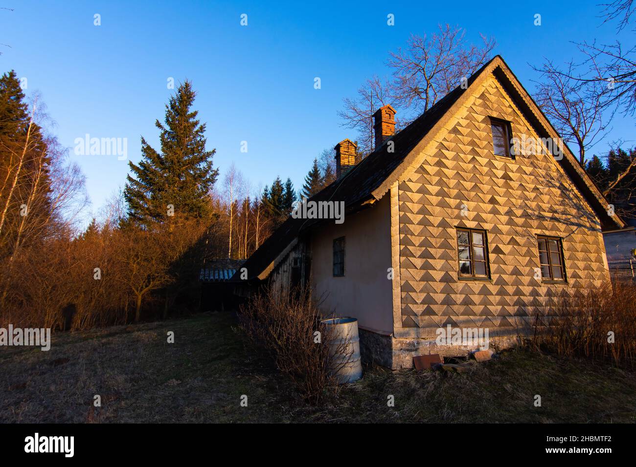 Hranicky - République tchèque, Orlicke hory.Le dernier chalet restant de l'ancienne colonie communiste incendiée au sommet des montagnes au coucher du soleil Banque D'Images