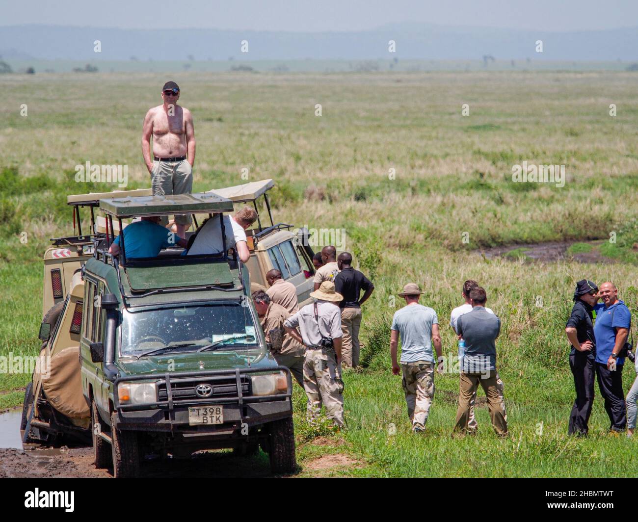 Parc national du Serengeti, Tanzanie - 8 MARS 2017 : véhicule de safari coincé dans la boue dans le sud du Serengeti, Tanzanie Banque D'Images