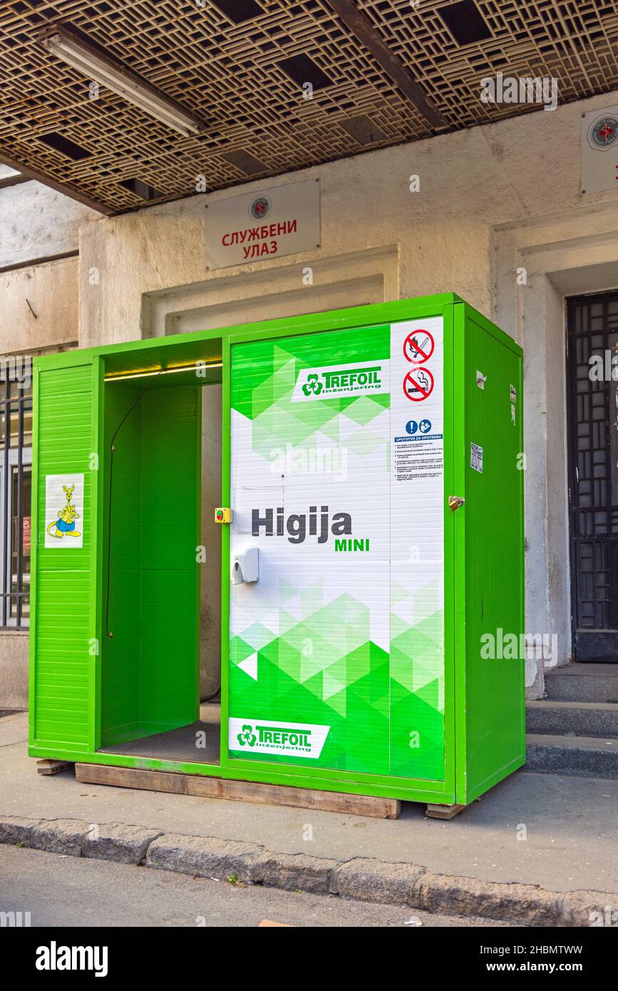 Belgrade, Serbie - 25 novembre 2021 : tunnel de désinfection devant la porte sanitaire du bâtiment de l'hôpital. Banque D'Images